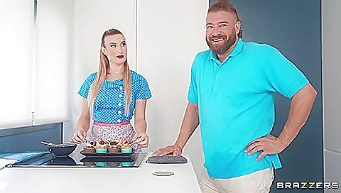 Mas crissy of sex with a sexy body midget