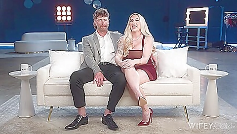 Hawt blonde with a sexy golden- we sat cliner