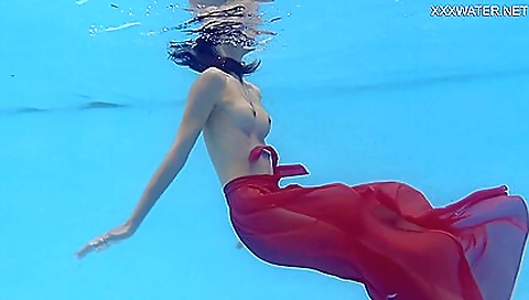 Hot blondie is ready to get fucked in her pussy