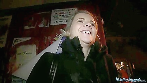 Sexy chick gets a lesson in her mouth